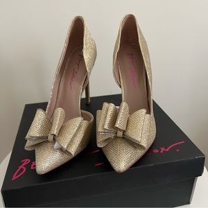NEW Betsey Johnson Prince Gold 4” Pumps